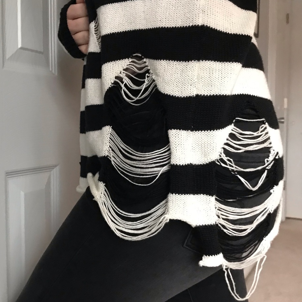 Distressed top - Picture 2 of 5